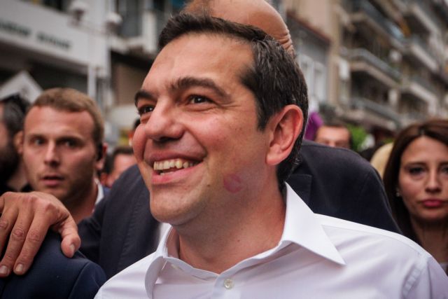 Το σημάδι από κραγιόν στο πρόσωπο του Τσίπρα