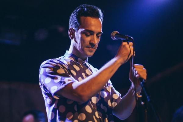 Ο Δημήτρης Σαμόλης γιορτάζει δύο χρόνια εμφανίσεων στο Faust