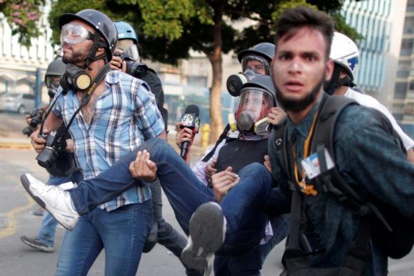 Ώρα μηδέν στη Βενεζουέλα: Σε γενική απεργία καλεί ο Γκουαϊδό, για προδότες μιλά ο Μαδούρο