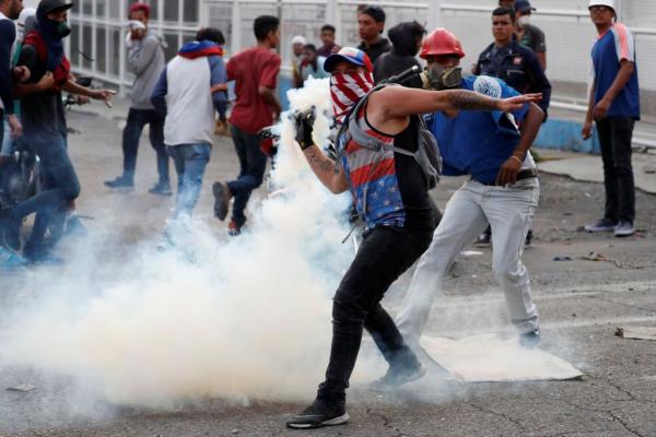 Στην κόψη του ξυραφιού η Βενεζουέλα: Σε νέες διαδηλώσεις καλεί ο Γκουαϊδό, απέτυχε το «πραξικόπημα» λέει ο Μαδούρο