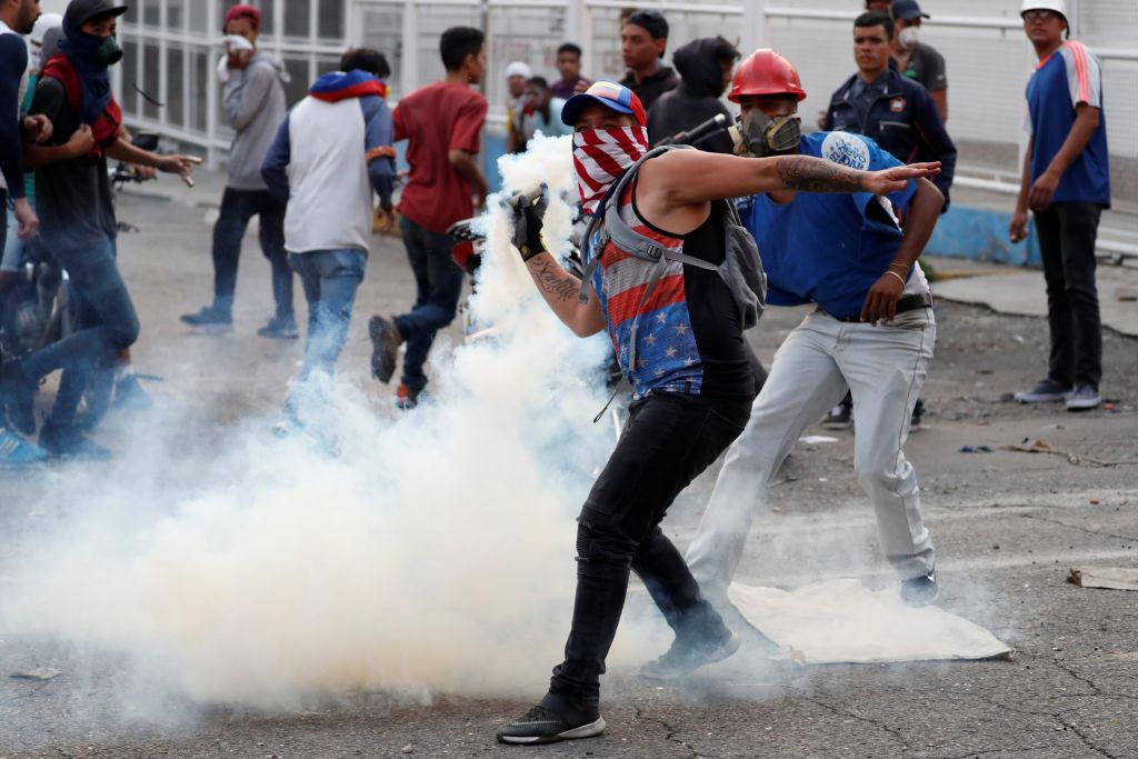 Στην κόψη του ξυραφιού η Βενεζουέλα: Σε νέες διαδηλώσεις καλεί ο Γκουαϊδό, απέτυχε το «πραξικόπημα» λέει ο Μαδούρο
