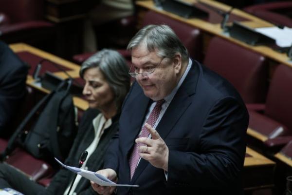 Αντιπαράθεση Τσακαλώτου – Βενιζέλου για τα πλεονάσματα και το… ουίσκι