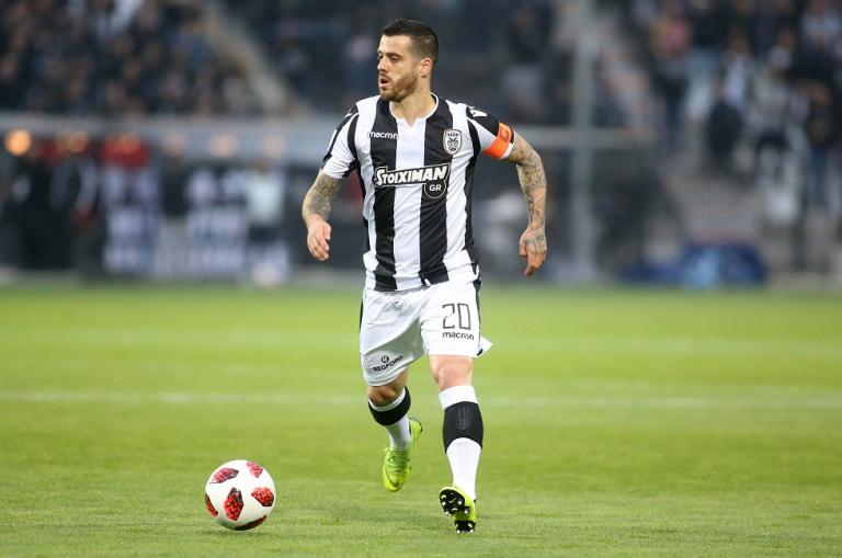 Ο Βιεϊρίνια πανηγυρίζει εξ αποστάσεως το γκολ του Άκπομ