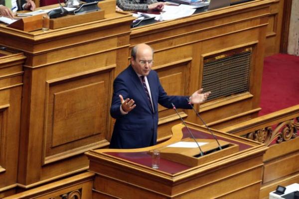 Χατζηδάκης: Η κυβέρνηση επιστρέφει πολύ λιγότερα από όσα πήρε