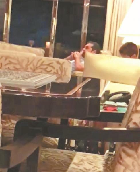 Editorial To Vima: Sailing on the yachts of the elite