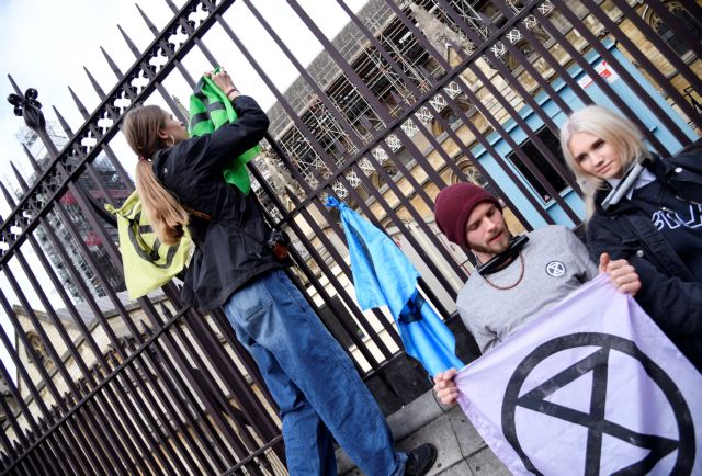 Διαδήλωση εφήβων ακτιβιστών για το κλίμα έξω από το βρετανικό κοινοβούλιο