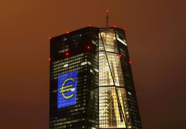 ΕΚΤ: Ανησυχεί για υψηλό χρέος, αδύναμες τράπεζες και φούσκες στην αγορά ακινήτων