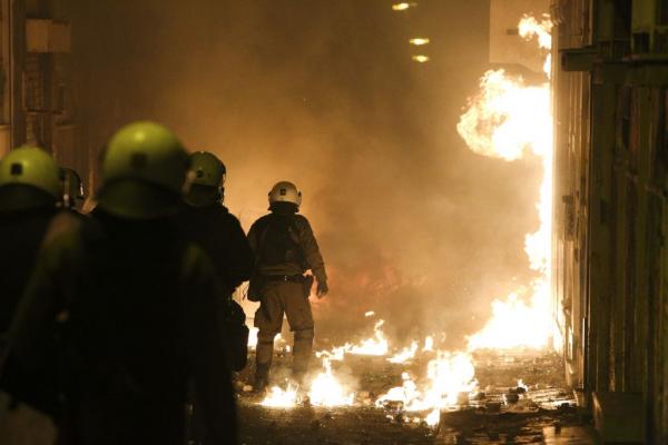 Μπαράζ εμπρησμών σε αυτοκίνητα τα ξημερώματα στην Αθήνα