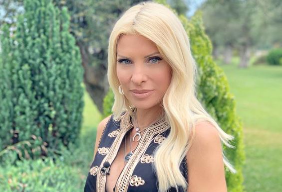 Η Ελένη Μενεγάκη χάνεται στην αγκαλιά του γιου της