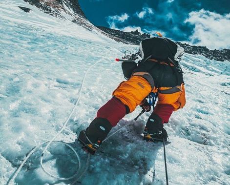 Μεγαλώνει η λίστα των νεκρών του Έβερεστ - Ορειβάτες περπατούν δίπλα σε σορό