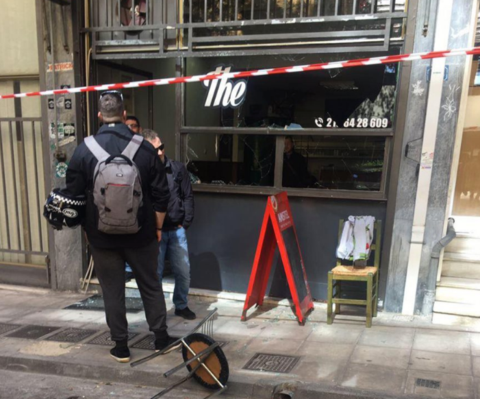 Είκοσι κρανοφόροι έσπασαν ανενόχλητοι καφενείο δίπλα στη ΓΑΔΑ