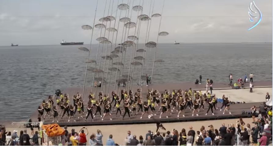 Εντυπωσιακό χορευτικό με θέα τον Βαρδάρη