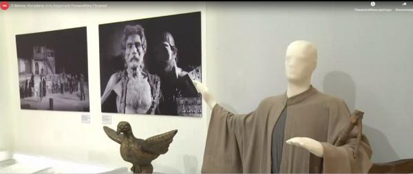 Ο Μάνος Κατράκης στη Δημοτική Πινακοθήκη Πειραιά