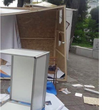 Άγνωστοι κατέστρεψαν εκλογικά περίπτερα του Γ. Πατούλη