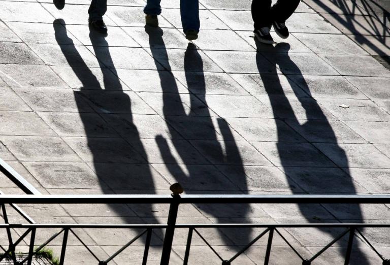 Έκθεση ΙΝΕ/ΓΣΕΕ : Μείωση της ανεργίας λόγω brain drain και ελαστικών μορφών εργασίας