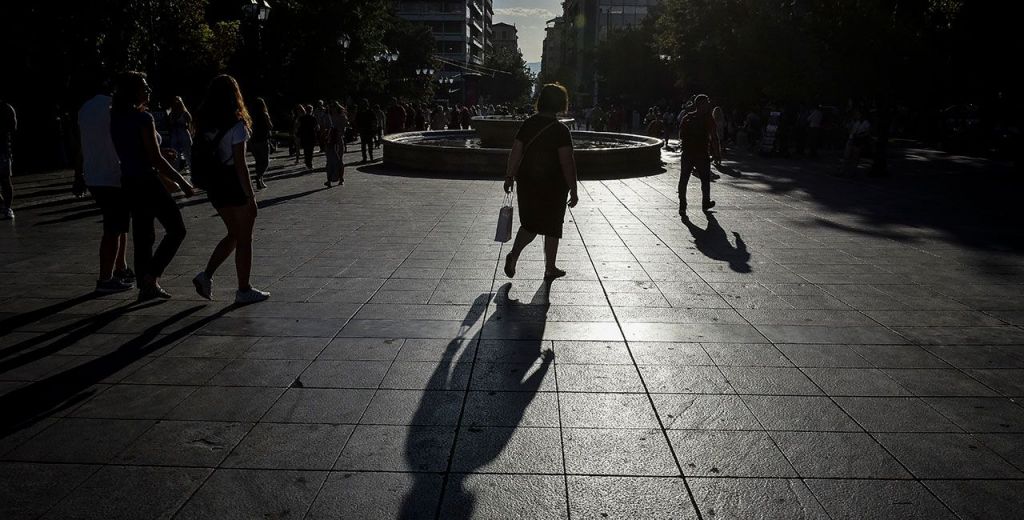 Έρευνα: Υπερήφανοι για την ταυτότητά τους, αλλά ανήσυχοι για τις οικονομικές συνέπειες οι Έλληνες