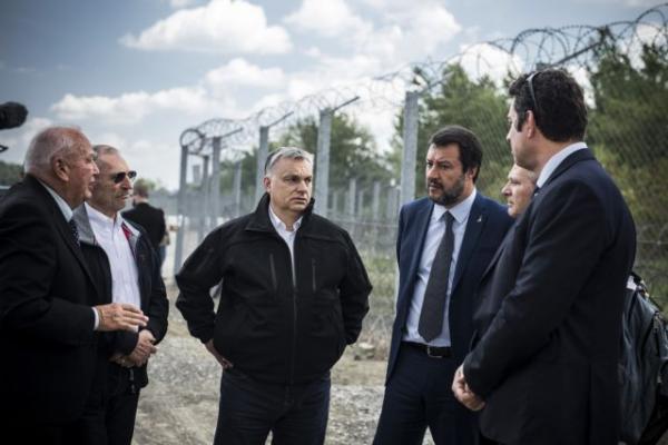 Όρμπαν και Σαλβίνι πόζαραν μπροστά από συρμάτινο φράκτη στα σύνορα της Ουγγαρίας