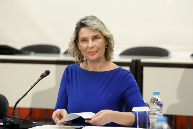 Παπακώστα για Τσίπρα: Οι πολιτικοί πρέπει να δηλώνουμε πού θα πάμε διακοπές