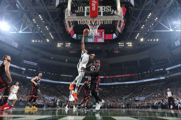 Καταιγιστικοί οι Μπακς, ισοπέδωσαν τους Ράπτορς