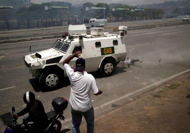 Βενεζουέλα: Συγκλονίζει ο διαδηλωτής που τον πάτησε τεθωρακισμένο