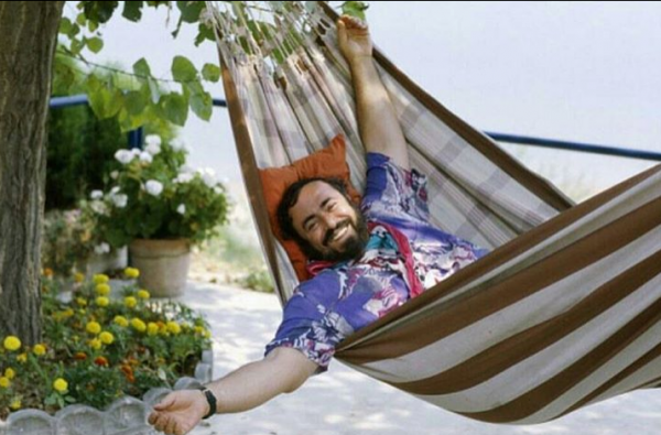 Στο φως άγνωστες πτυχές της ζωής του Λουτσιάνο Παβαρότι