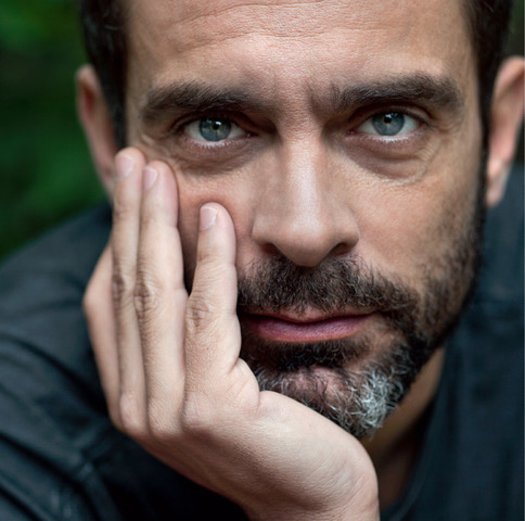 Ο Κωνσταντίνος Μαρκουλάκης εκπαιδεύει το κοινό στο αρχαίο δράμα