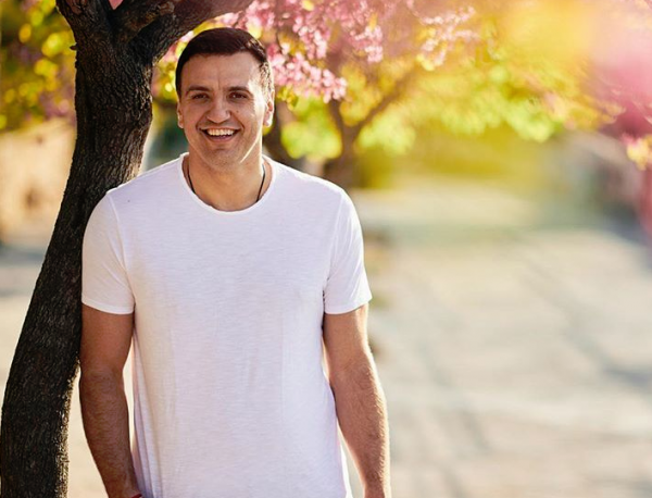 Ο Κικίλιας προβάρει το γαμπριάτικο κοστούμι του