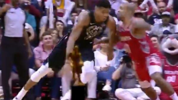 Ο Γιάννης έπαιξε μπάσκετ… με το τρόπαιο του MVP