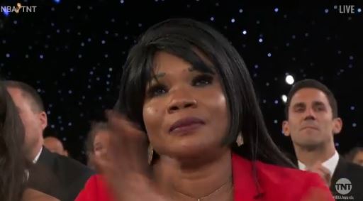 Γιάννης Αντετοκούνμπο: Δεν συγκράτησε τα δάκρυά της η μητέρα του