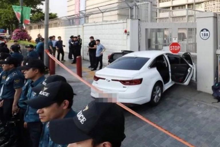 Συναγερμός στη Σεούλ: Άντρας έριξε όχημα με γκαζάκια στην πρεσβεία των ΗΠΑ