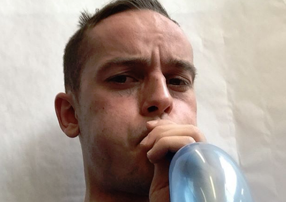 Μπαλόνια – Φορέματα σε πασαρέλα του Λονδίνου