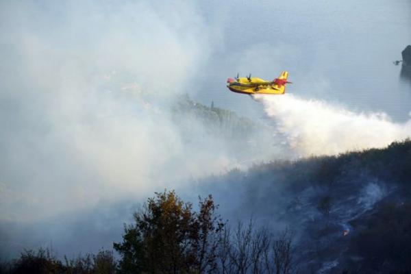 Μαίνεται η φωτιά στην Αχαΐα – Ισχυροί άνεμοι στην περιοχή