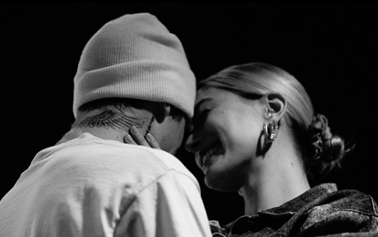 Justin Bieber – Hailey Βaldwin : Δείχνουν πρώτη φορά τις βέρες τους