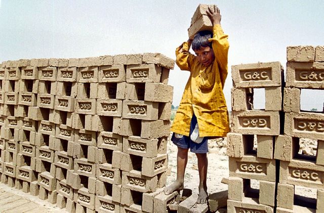 Παγκόσμια Ημέρα κατά της παιδικής εργασίας: Οι αριθμοί της ντροπής