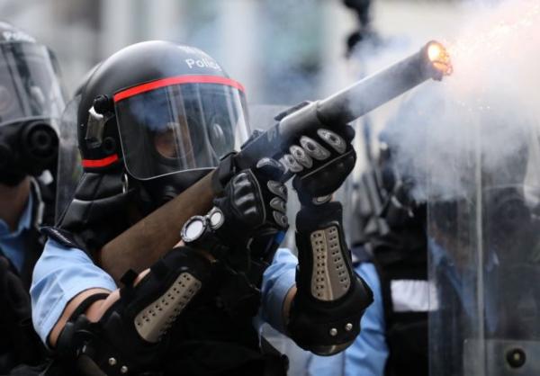 Χονγκ Κονγκ: Βίαιες συγκρούσεις με πλαστικές σφαίρες κατά διαδηλωτών