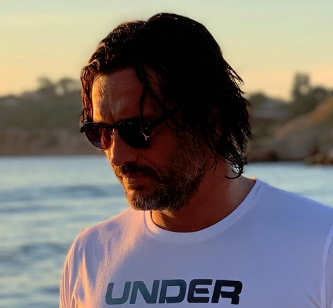 Κώστας Κοκκινάκης: ποζάρει με μαγιό εμφανώς «αλλαγμένος»