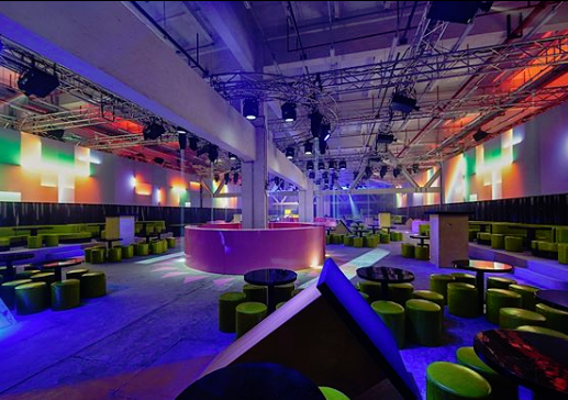 Φώτα νέον και γραμμικότητα στην πασαρέλα Prada