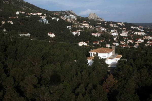 Τα δίνει όλα η κυβέρνηση πριν τις κάλπες: Ξεκινά η νομιμοποίηση αυθαιρέτων στα δάση
