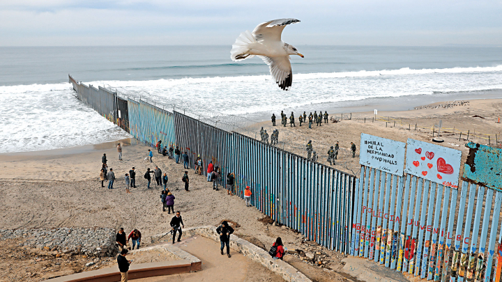 Πολύχρωμος τοίχος ελπίδας στα σύνορα Μεξικού - ΗΠΑ