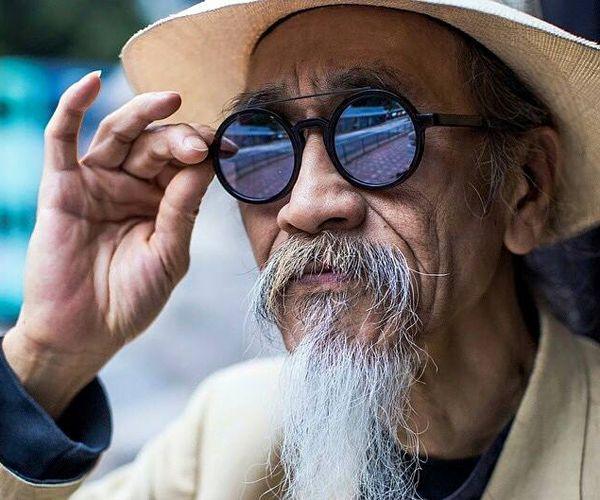 Τα περίεργα: Γυαλιά ηλίου πρωτοφόρεσαν Κινέζοι δικαστές για να κρύβουν τις εκφράσεις τους