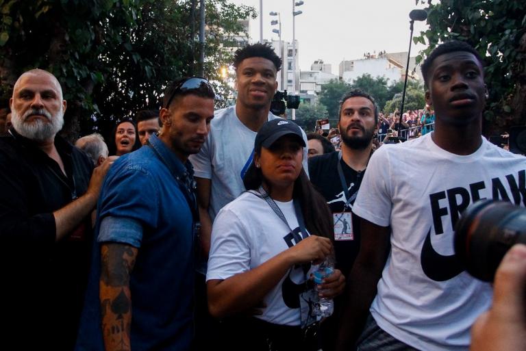 Αντετοκούνμπο: Γύρισε στην παλιά του γειτονιά και αποθεώθηκε