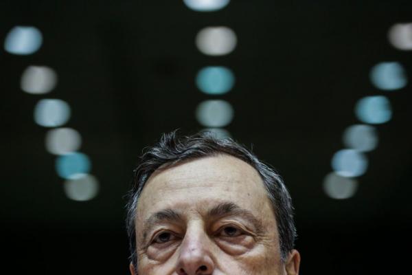 Ο Μάριο Ντράγκι θα μοιράσει ξανά πολλά λεφτά – Η Ελλάδα θα κρατάει ομπρέλα;