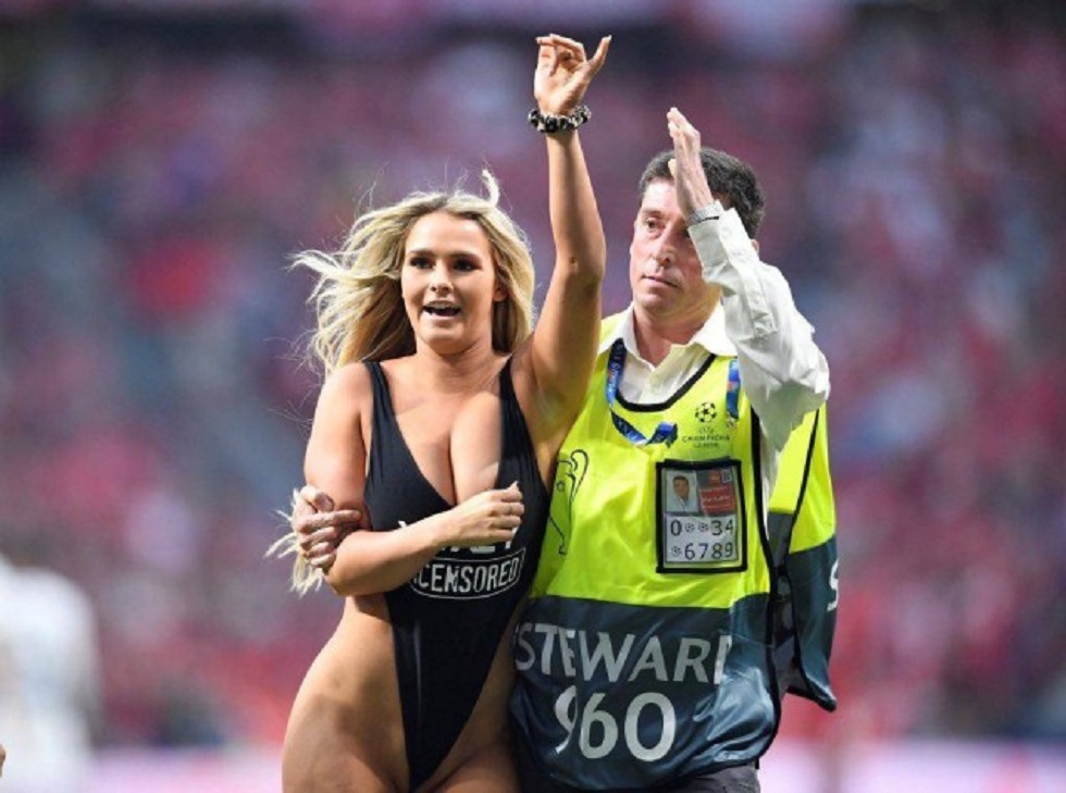 Kinsey Wolanski: Επέστρεψε στο Instagram η σέξι εισβολέας του τελικού του Champions League