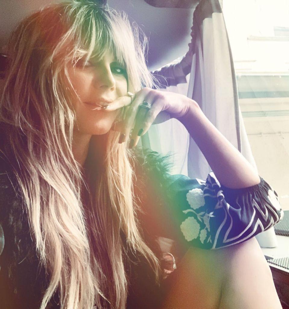 Σέξι η Χάιντι Κλουμ ακόμα και στο βούρτσισμα των δοντιών