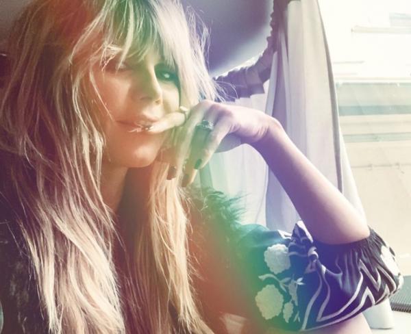 Σέξι η Χάιντι Κλουμ ακόμα και στο βούρτσισμα των δοντιών