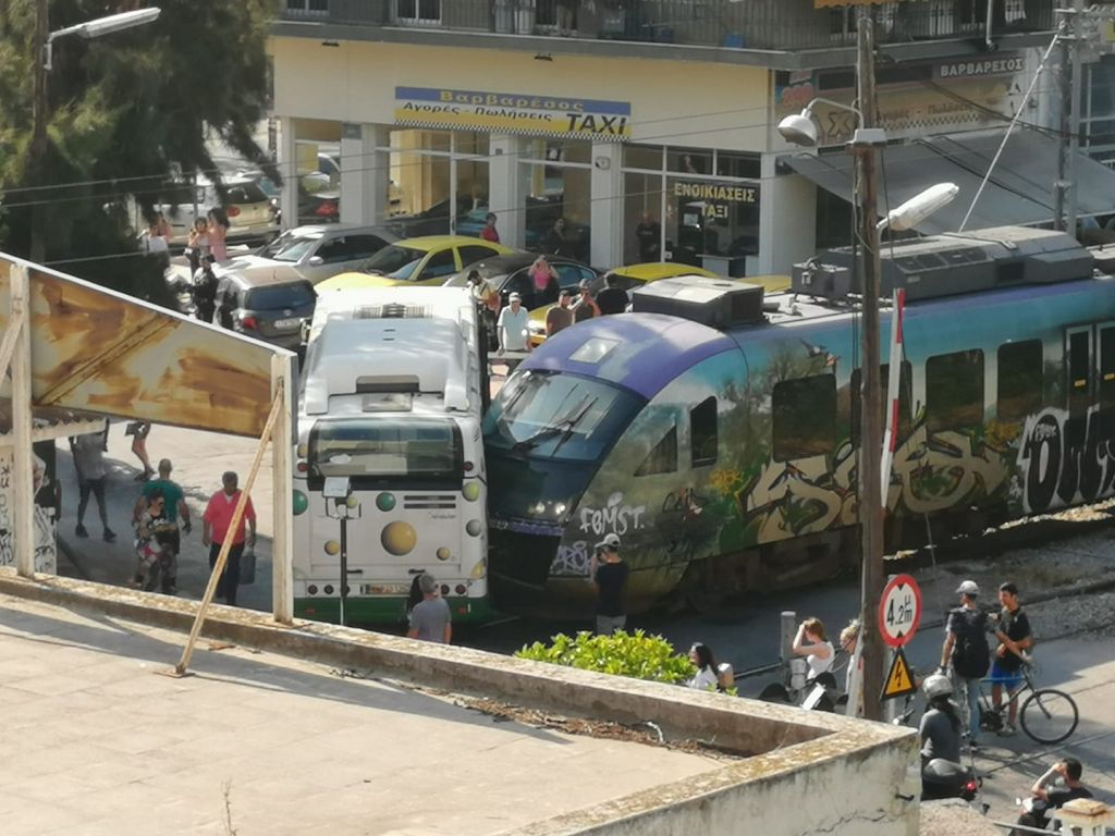Σύγκρουση προαστιακού με λεωφορείο στη Λιοσίων