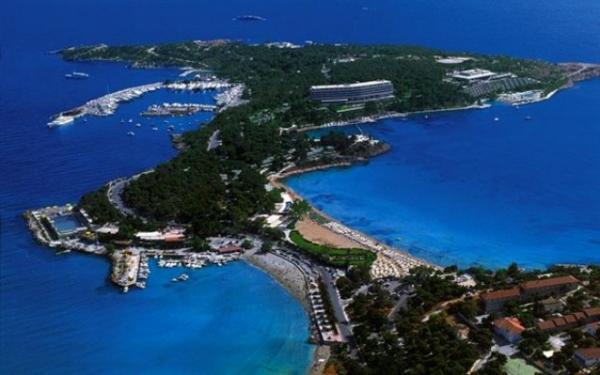 Bloomberg: Η Αθηναϊκή Ριβιέρα θα μπορούσε να διπλασιάσει τα έσοδα της Ελλάδας από τον τουρισμό