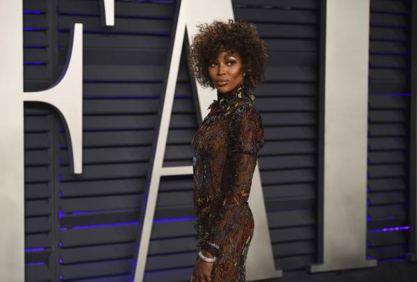 Ναόμι Κάμπελ: Ολόγυμνη στην έρημο!