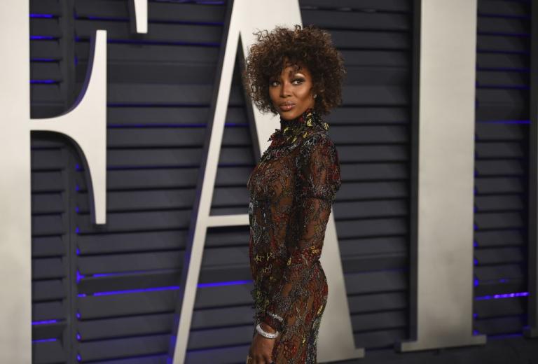 Ναόμι Κάμπελ: Ολόγυμνη στην έρημο!