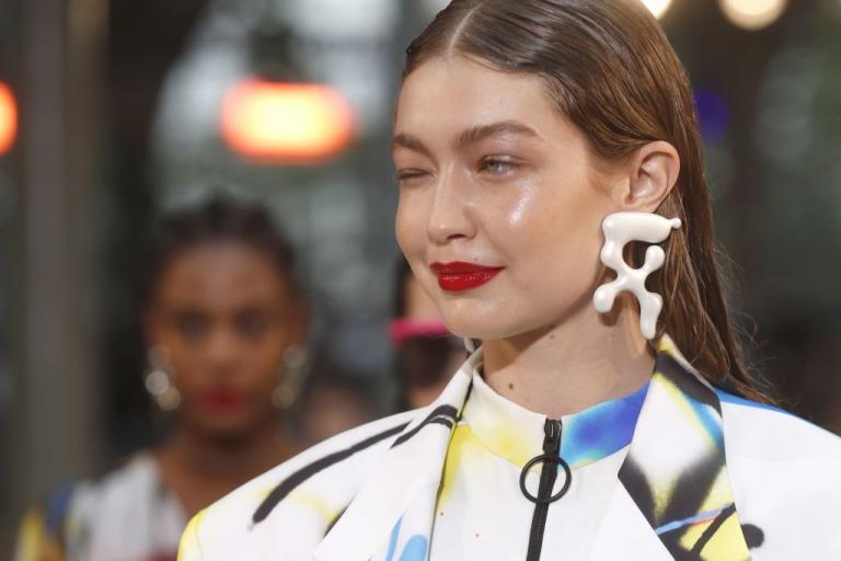 Fashionistas στα πεζοδρόμια του Παρισιού